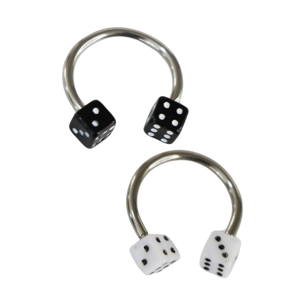 İki ucunda siyah ve beyaz renk seçenekli üç boyutlu zar figürü bulunan gümüş renk metal gövdeli yarım halka piercing.