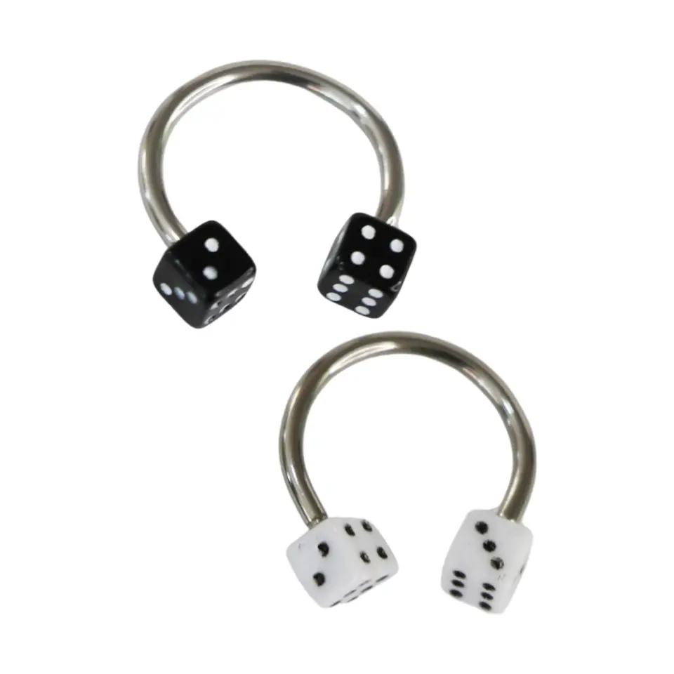 İki ucunda siyah ve beyaz renk seçenekli üç boyutlu zar figürü bulunan gümüş renk metal gövdeli yarım halka piercing.