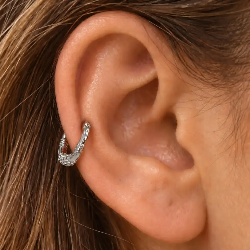 desenli-halka-lobe-piercing