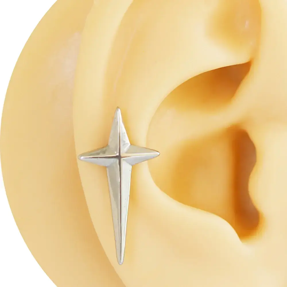 Kutup Yıldızı gümüş figürlü 316L cerrahi çelik tragus piercing flatback önden görünüm