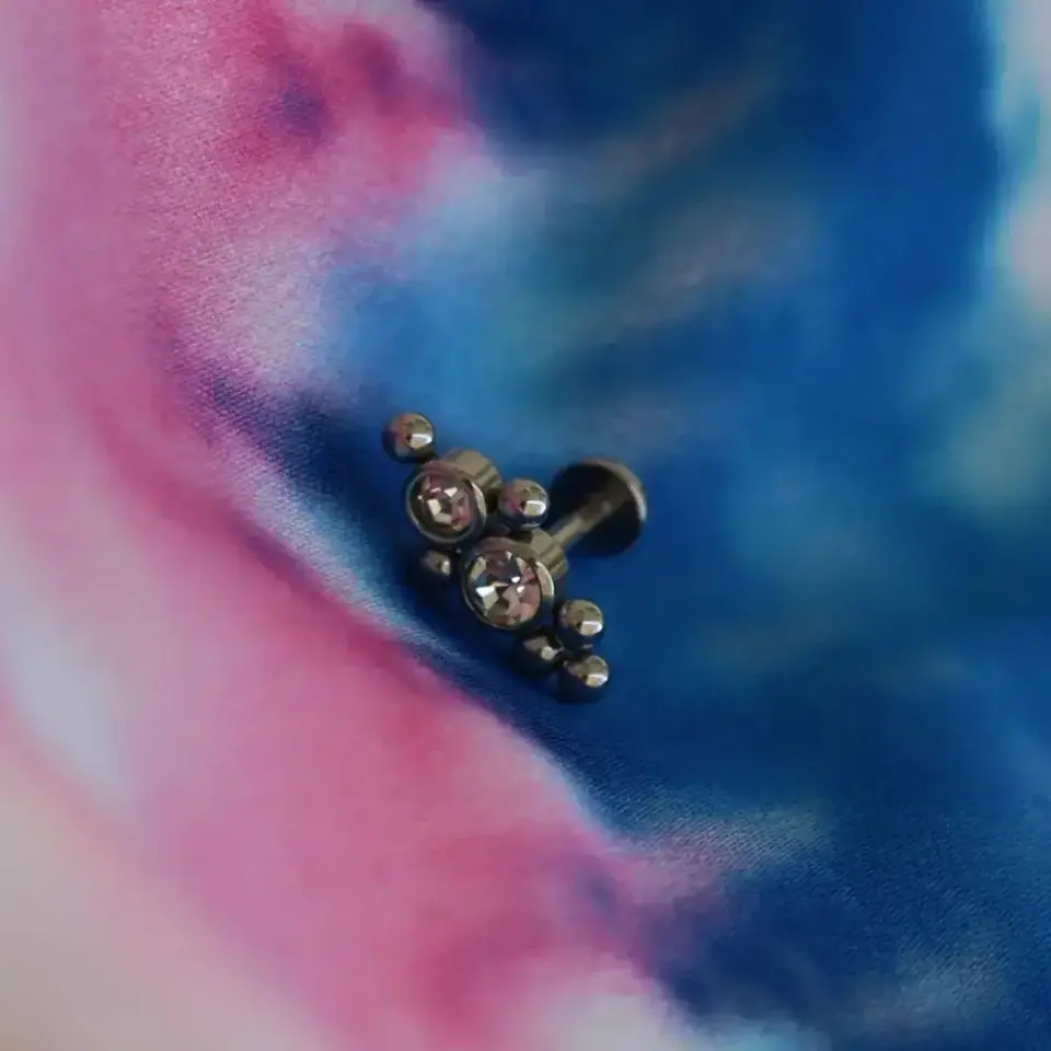 Arkası düz flatback vidalı sistem gümüş toplu zirkon piercing yan profil detayı