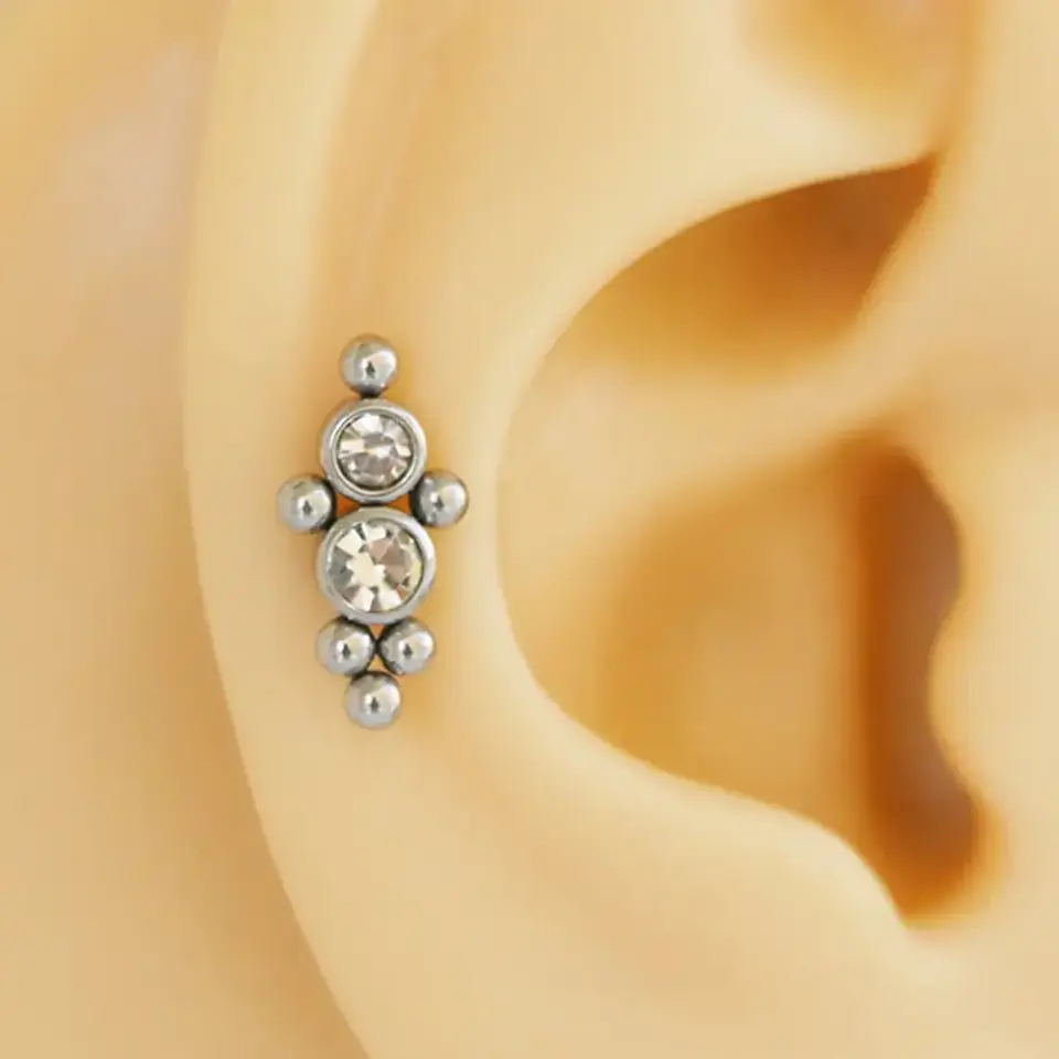 Toplu zirkon taşlı gümüş renk 316L cerrahi çelik tragus piercing flatback önden görünüm