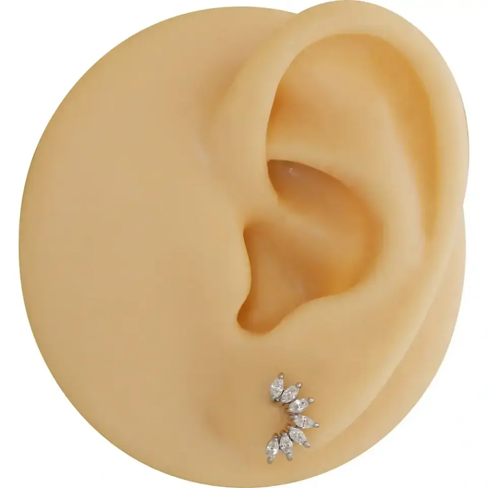 Helix kıvrımında kristal parıltısı yaratan gümüş yedi markiz kıkırdak takısı