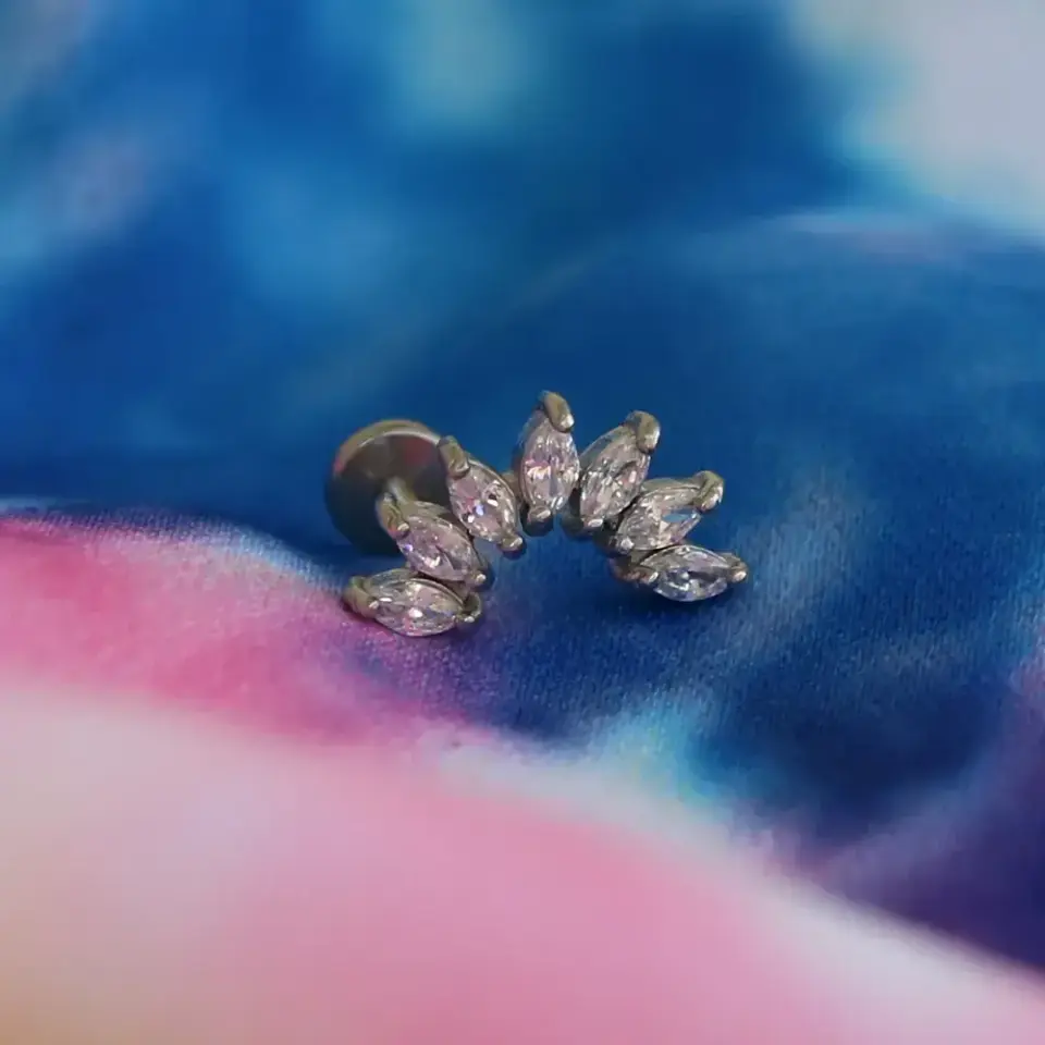 Arkası düz vidalı sistem gümüş yedi markiz piercingin konforlu flatback taban görünümü