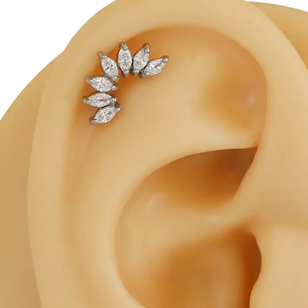 Yedi markiz zirkon taşlı gümüş renk 316L cerrahi çelik tragus piercing flatback detay çekimi