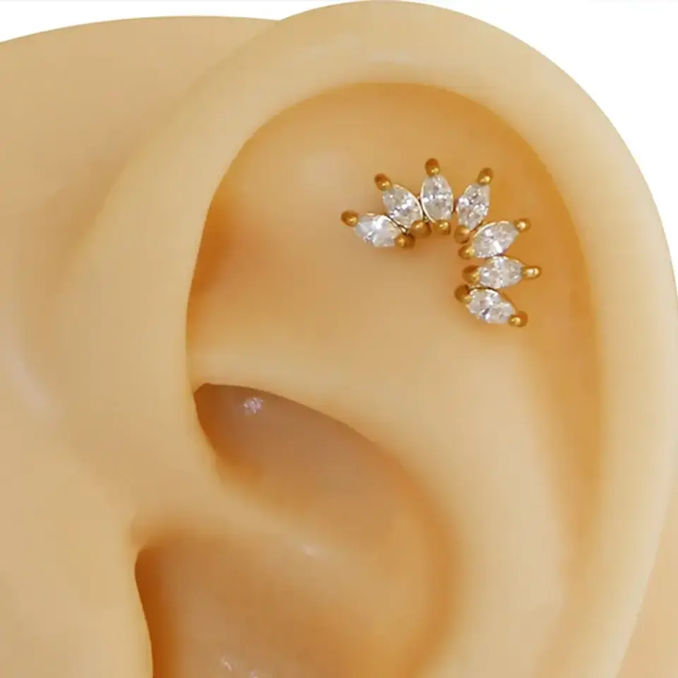 edi markiz taşlı altın renk 316L cerrahi çelik tragus piercing flatback detay çekimi