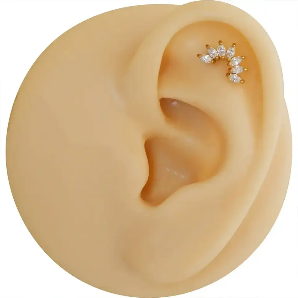 Helix kıvrımına uyumlu yedi markiz zirkon taşlı altın sarısı kıkırdak piercing