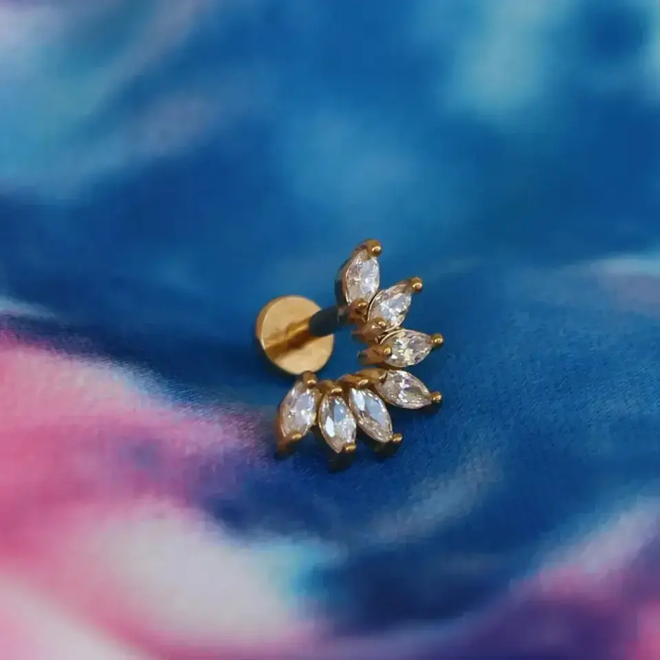 Arkası düz vidalı sistem altın yedi markiz piercingin pürüzsüz flatback taban görünümü