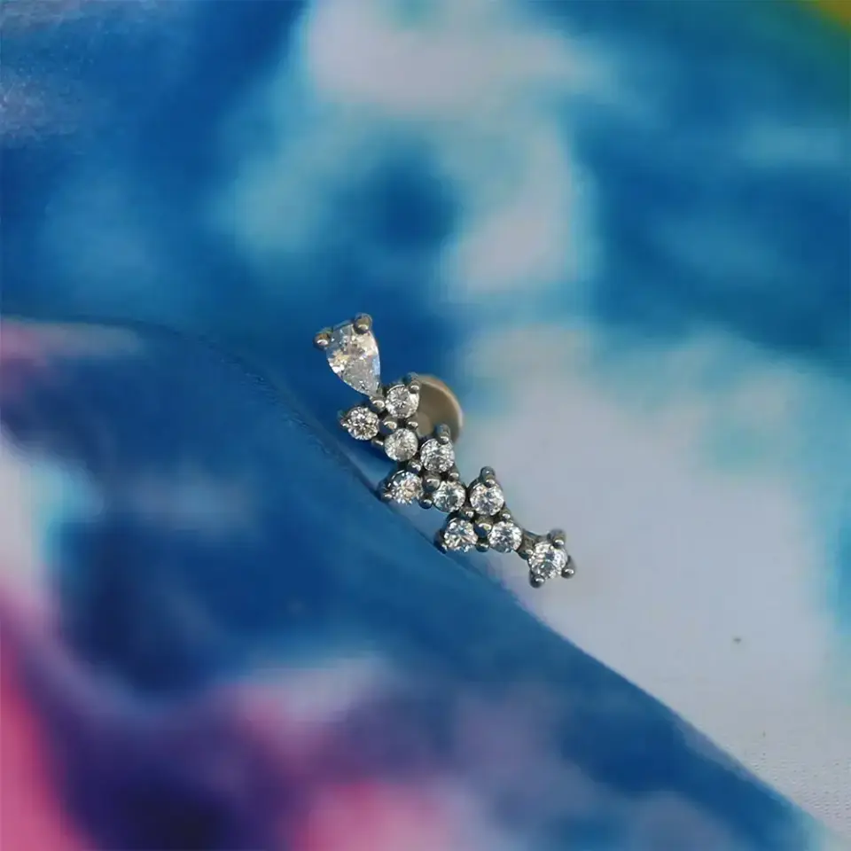 Arkası düz vidalı sistem gümüş sıra zirkon piercingin pürüzsüz flatback taban görünümü