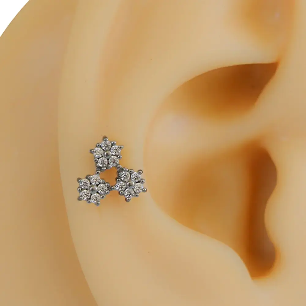 gumus-renk-zirkon-tasli-ucgen-papatya-tragus-helix-kikirdak-piercing