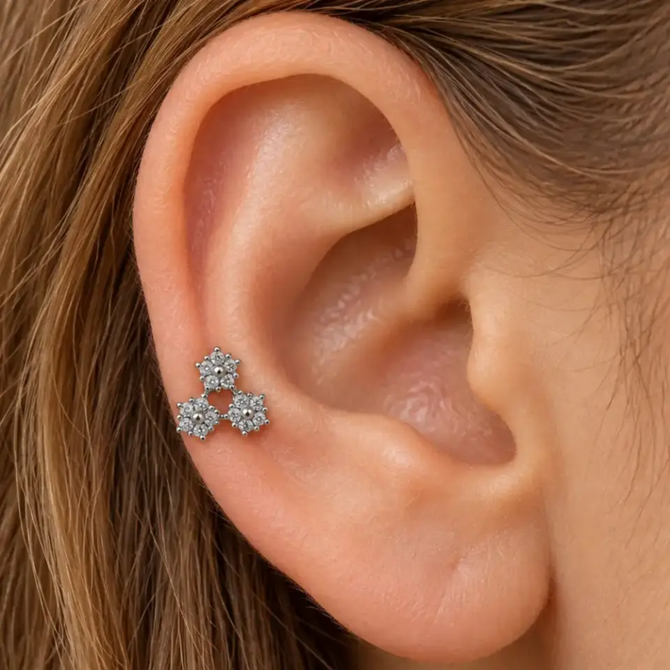 gumus-ucgen-papatya-helix-piercing