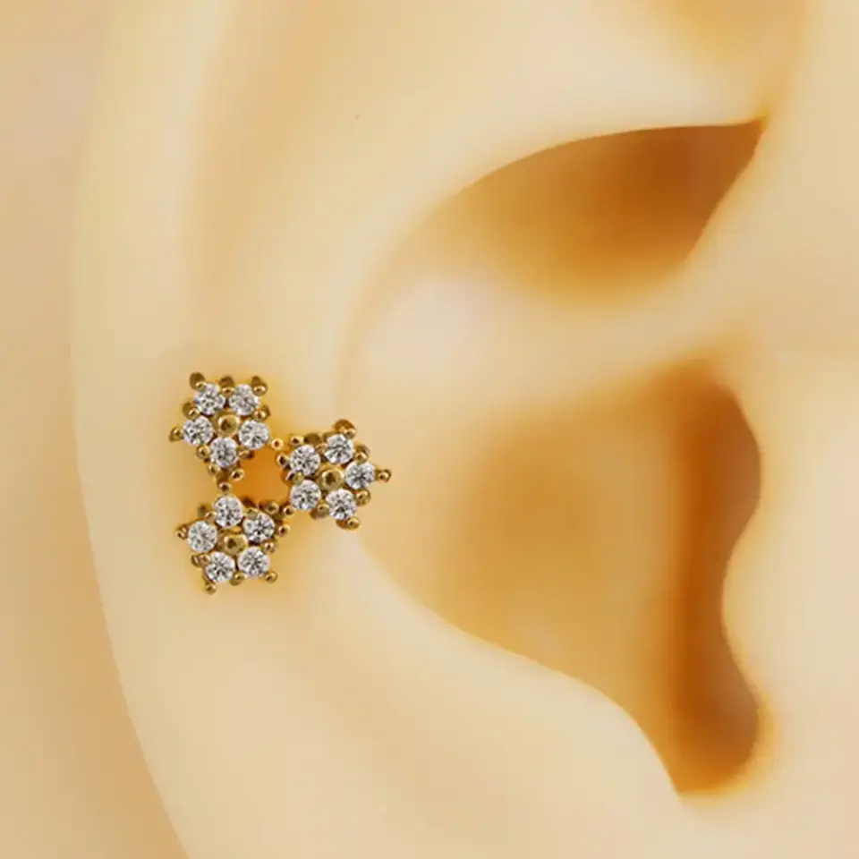 gold-zirkon-tasli-ucgen-papatya-tragus-helix-kikirdak-piercing