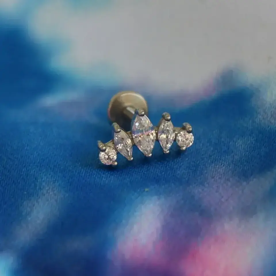 arkasi-duz-flatback-gumus-markiz-dizilim-tragus-piercing-gorunumu