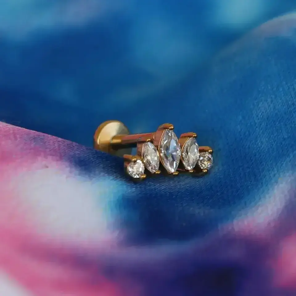 arkasi-duz-flatback-markiz-dizilim-tragus-piercing-gorunumu