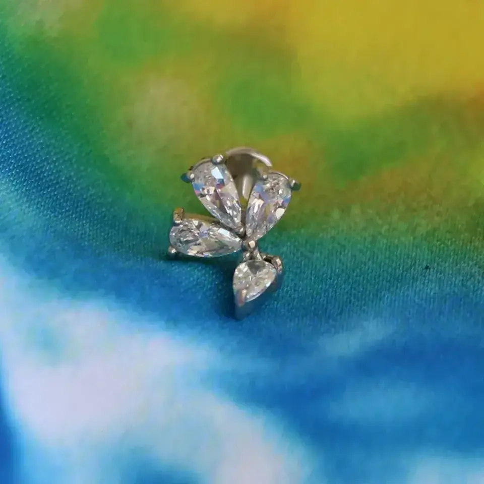 arkasi-duz-flatback-gumus-isik-damlasi-tragus-piercing-modeli