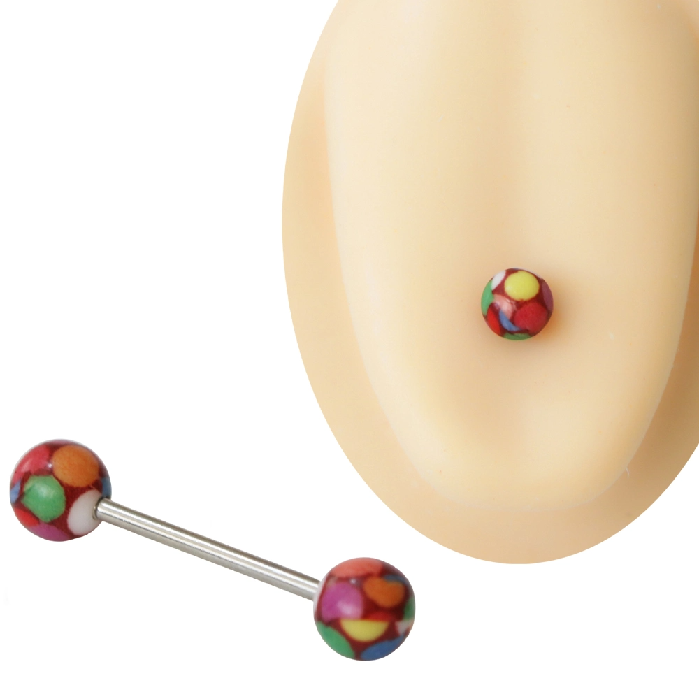 Kırmızı zemin üzerinde çok renkli benekli toplara sahip 1,6 mm kalınlığında ve 16 mm uzunluğunda cerrahi çelik barlı dil piercingi