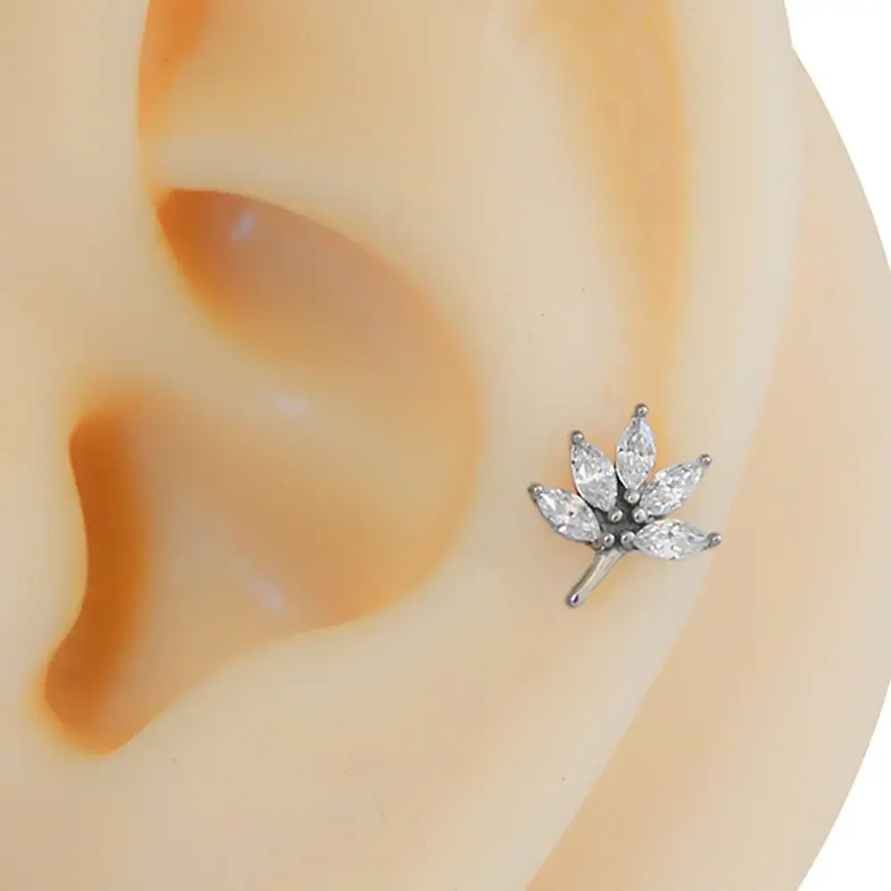 gumus-renk-zirkon-tasli-cicek-isiltisi-tragus-helix-kikirdak-piercing