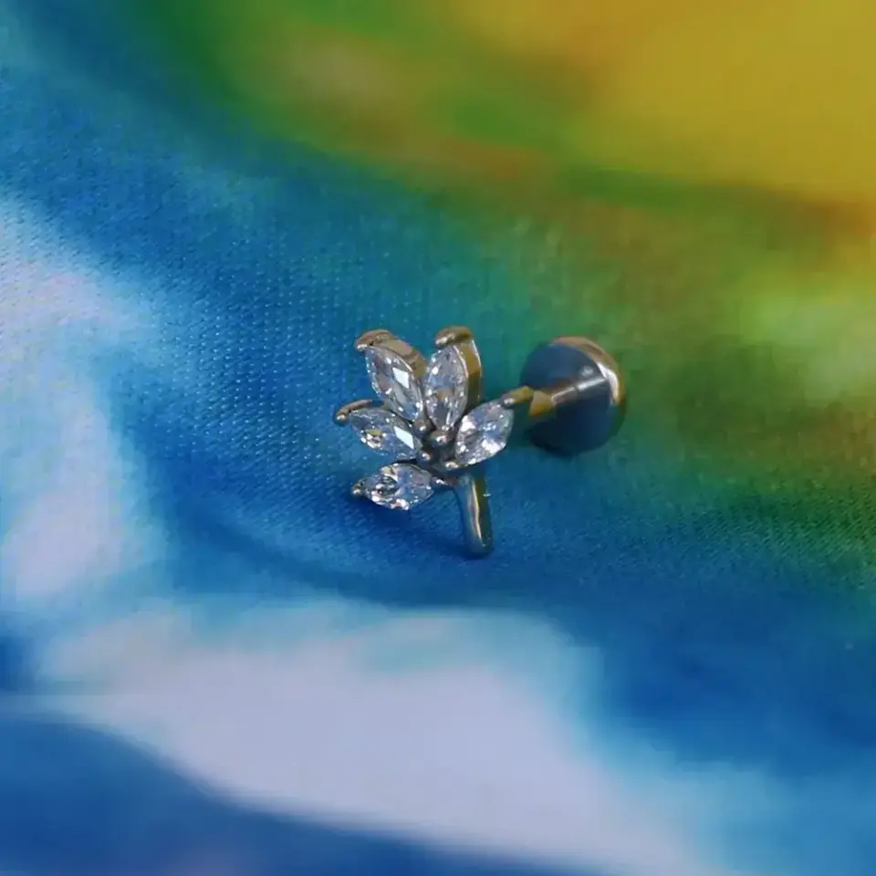 arkasi-duz-flatback-gumus-cicek-isiltisi-tragus-piercing-gorunumu