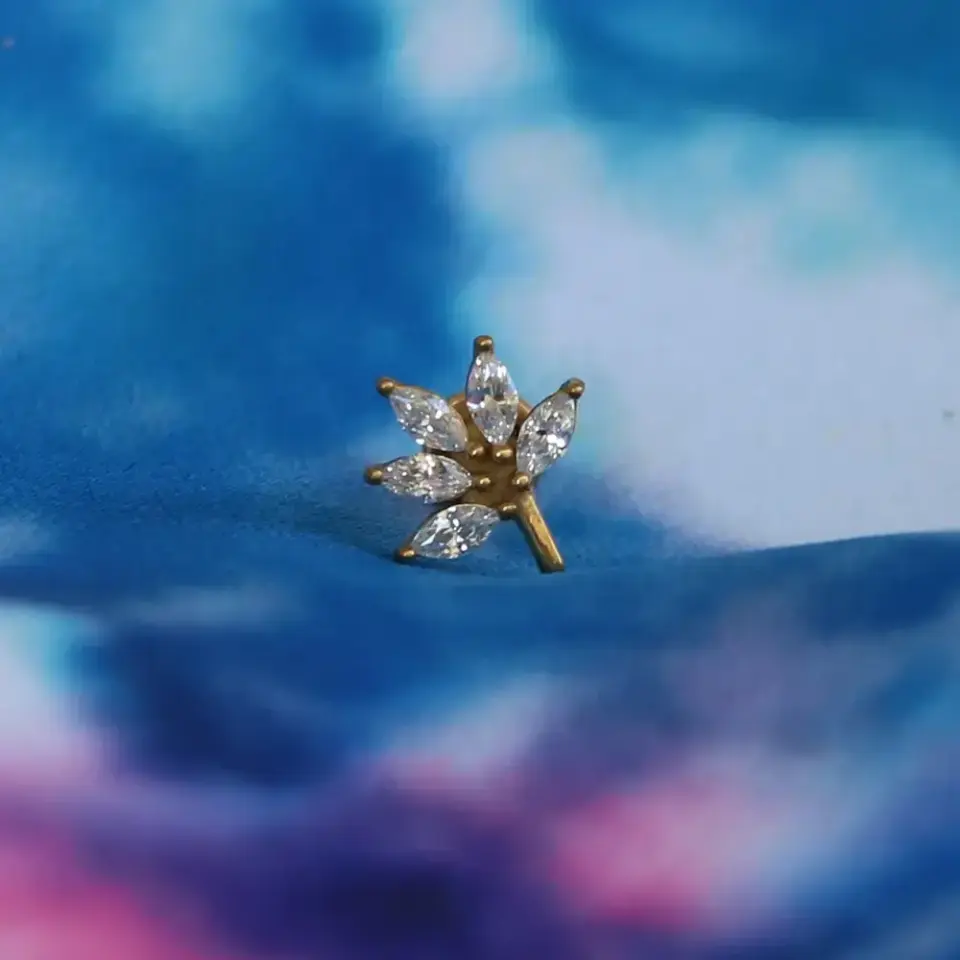 arkasi-duz-flatback-gold-cicek-isiltisi-tragus-piercing-gorunumu