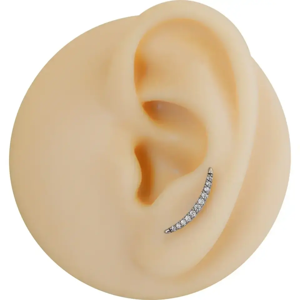 arkasi-duz-flatback-gumus-isikli-ay-tragus-piercing-modeli