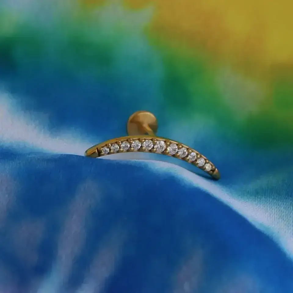 arkasi-duz-flatback-gold-isikli-ay-tragus-piercing-gorunumu