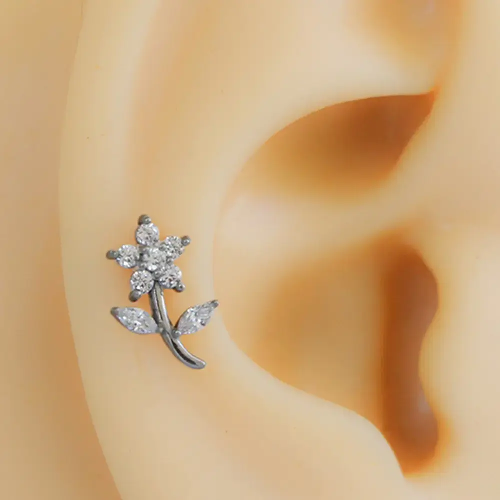 gumus-renk-zirkon-tasli-cicek-figur-tragus-helix-kikirdak-piercing