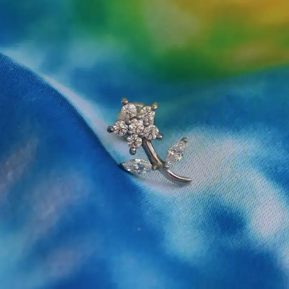 arkasi-duz-flatback-gumus-cicek-figur-tragus-piercing-gorunumu