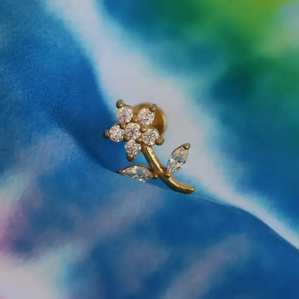 minimalist-altin-isiltili-zirkon-cicek-helix-piercing-kombini