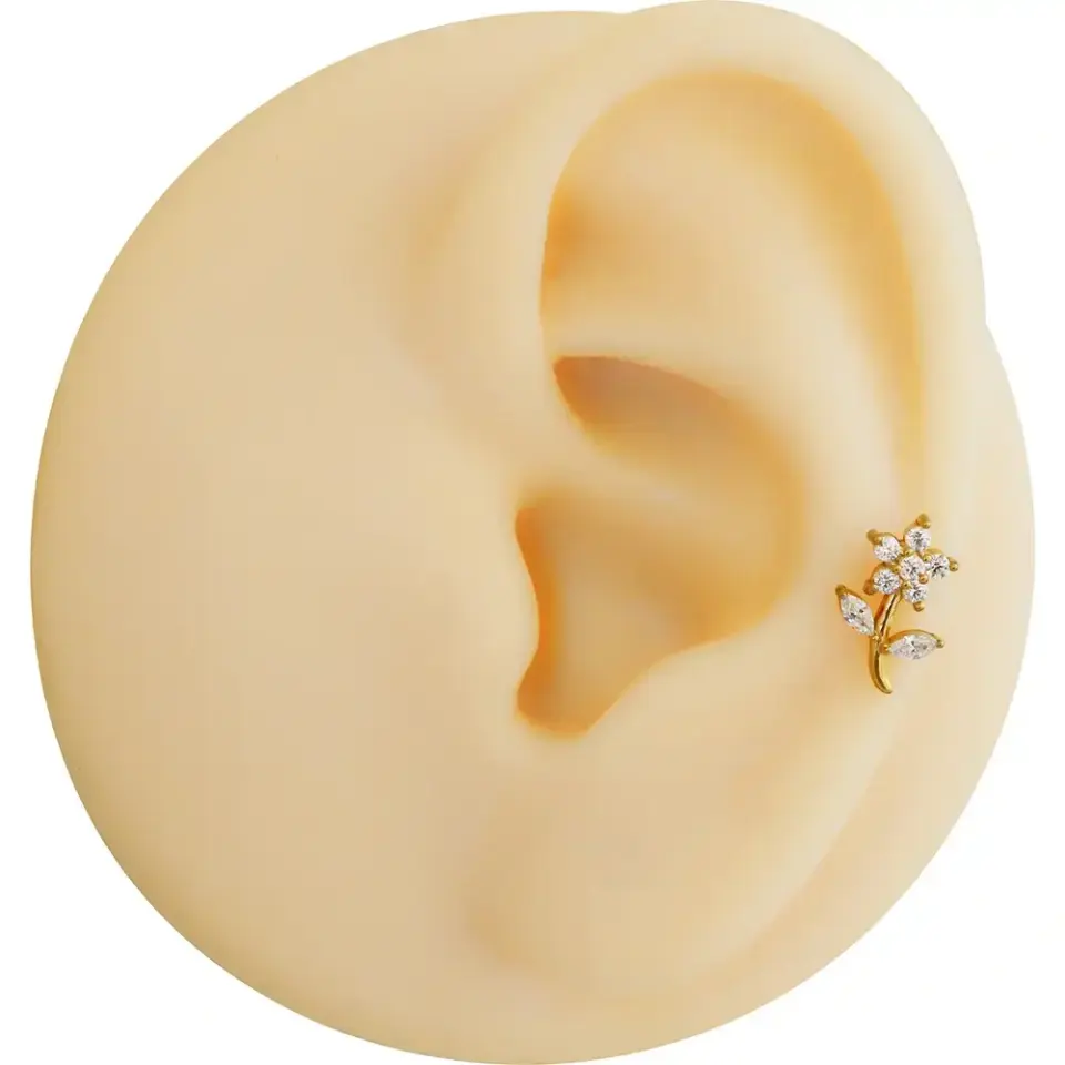 arkasi-duz-flatback-gold-cicek-figur-tragus-piercing-gorunumu