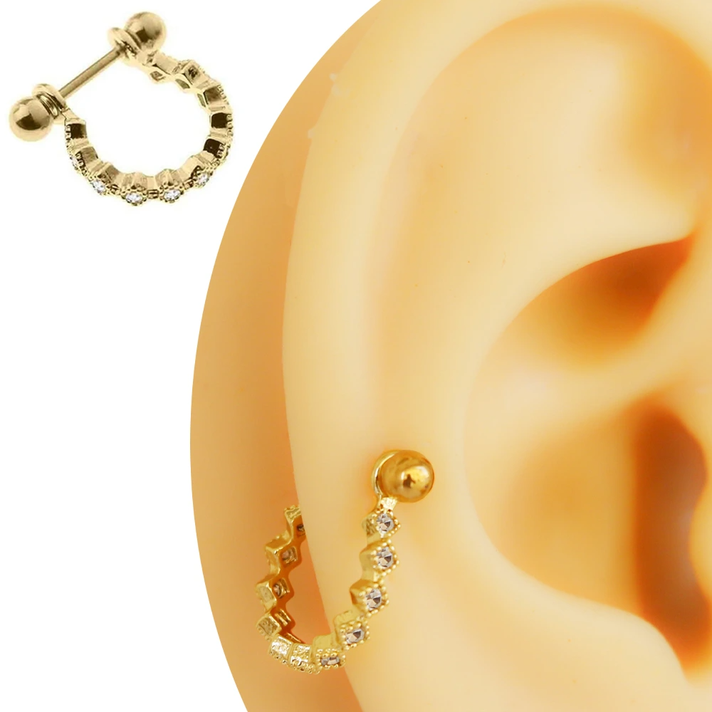 Altın rengi kare taş dizilim helix, kıkırdak piercing kulakta ve yerde görünümü