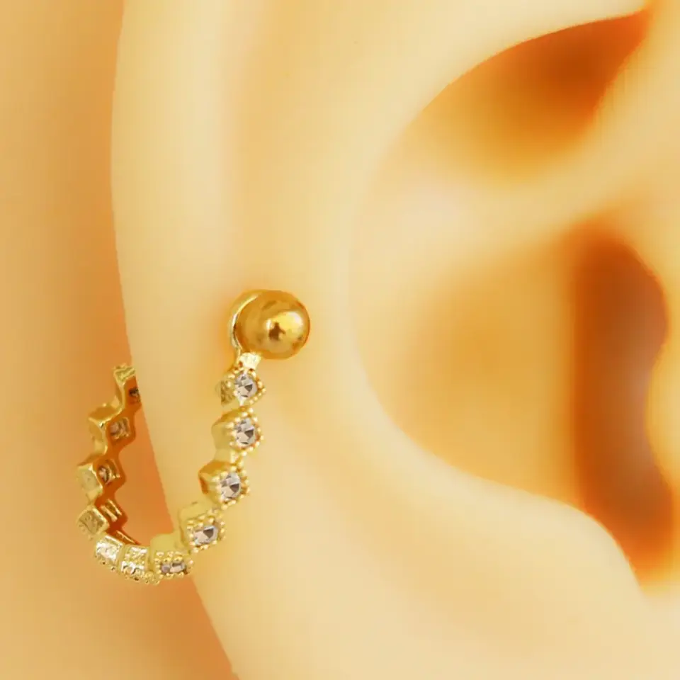 Altın rengi kare zirkon taş dizilim helix, kıkırdak piercing kulakta görünüm