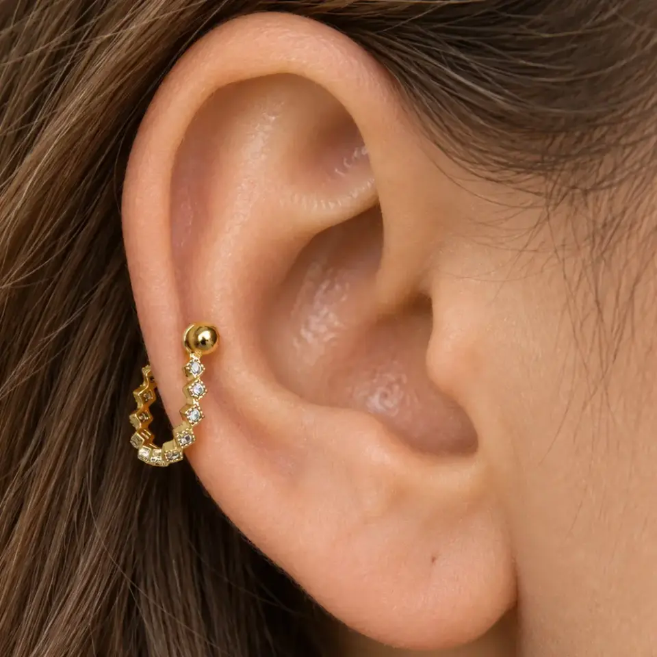 gold-rengi-kare-tas-helix-piercing