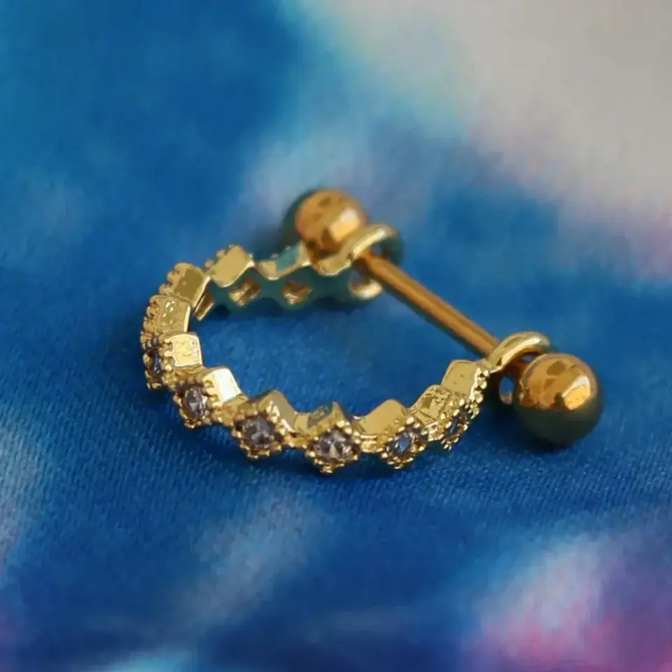 kare zirkon dizilimli altın helix, kıkırdak piercing yakın çekim