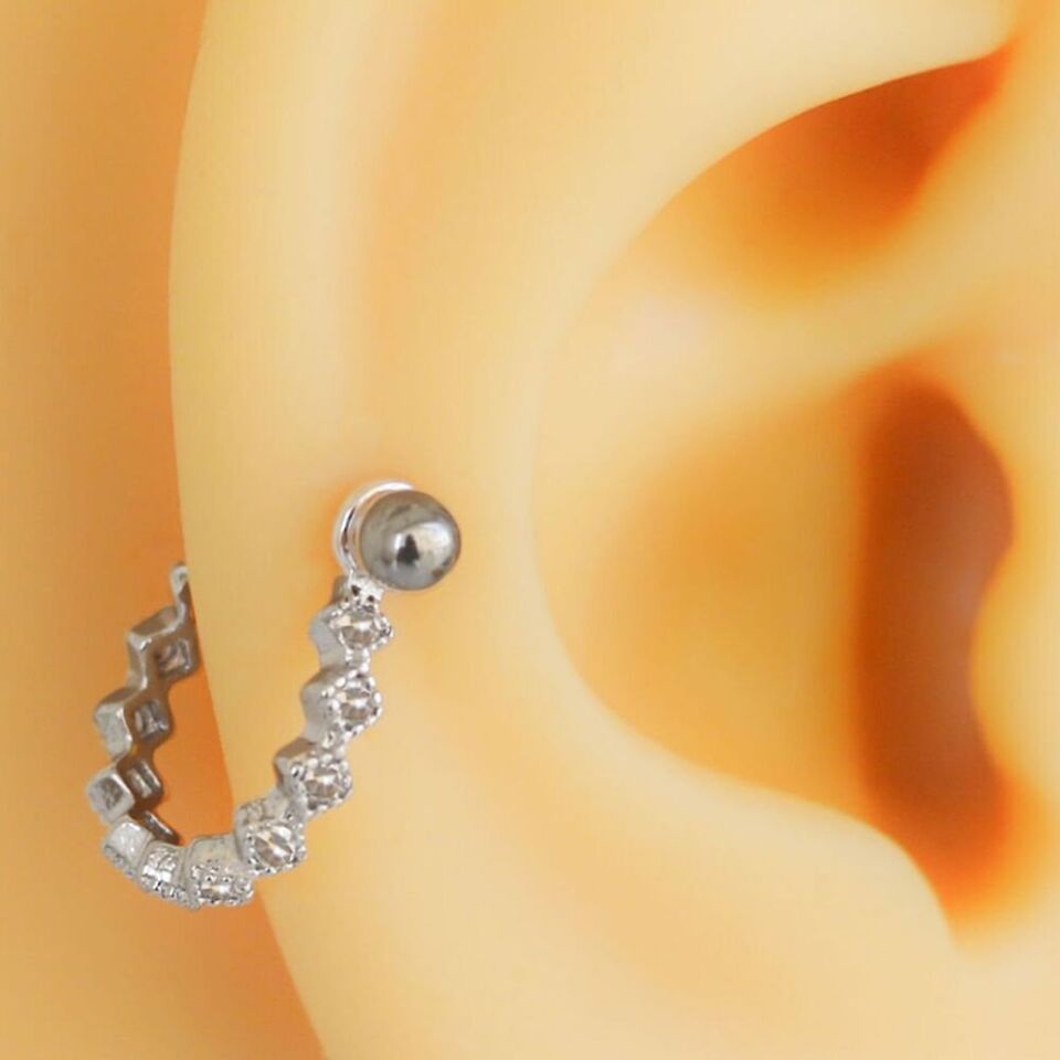 Gümüş rengi kare zirkon taşlı helix, kıkırdak piercing kulakta görünüm