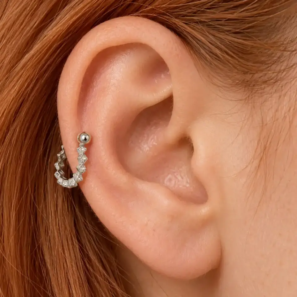 kare-sirali-helix-piercing-kulakta-durusu