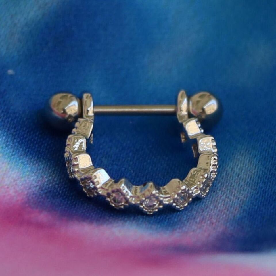 kare zirkon dizilimli gümüş helix, kıkırdak piercing yakın çekim