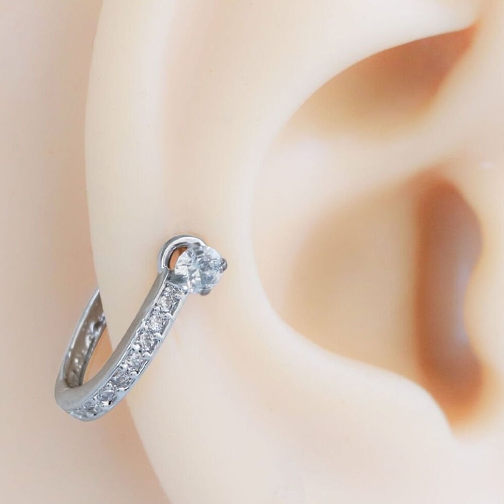 Gümüş rengi tek taşlı halka helix, kıkırdak piercing kulakta görünüm
