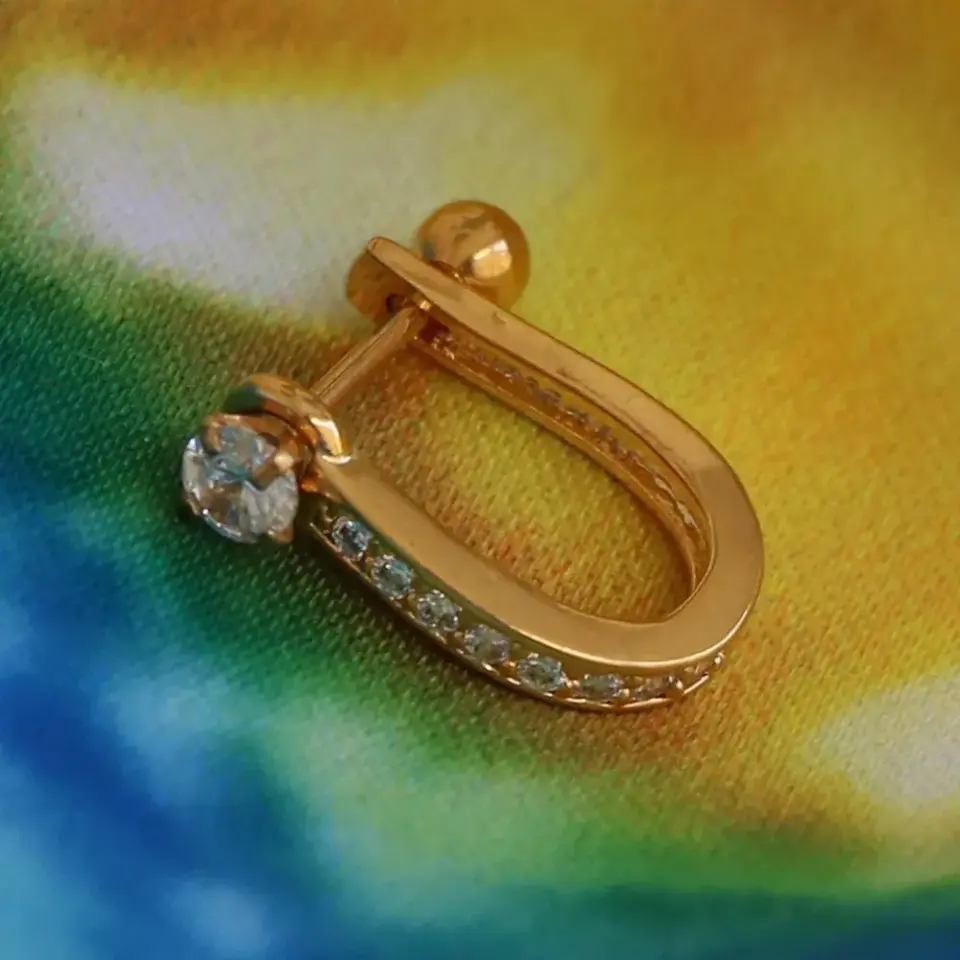 Altın Rengi Tek Taş Detaylı Helix, Kıkırdak Piercingin yerde çekimi