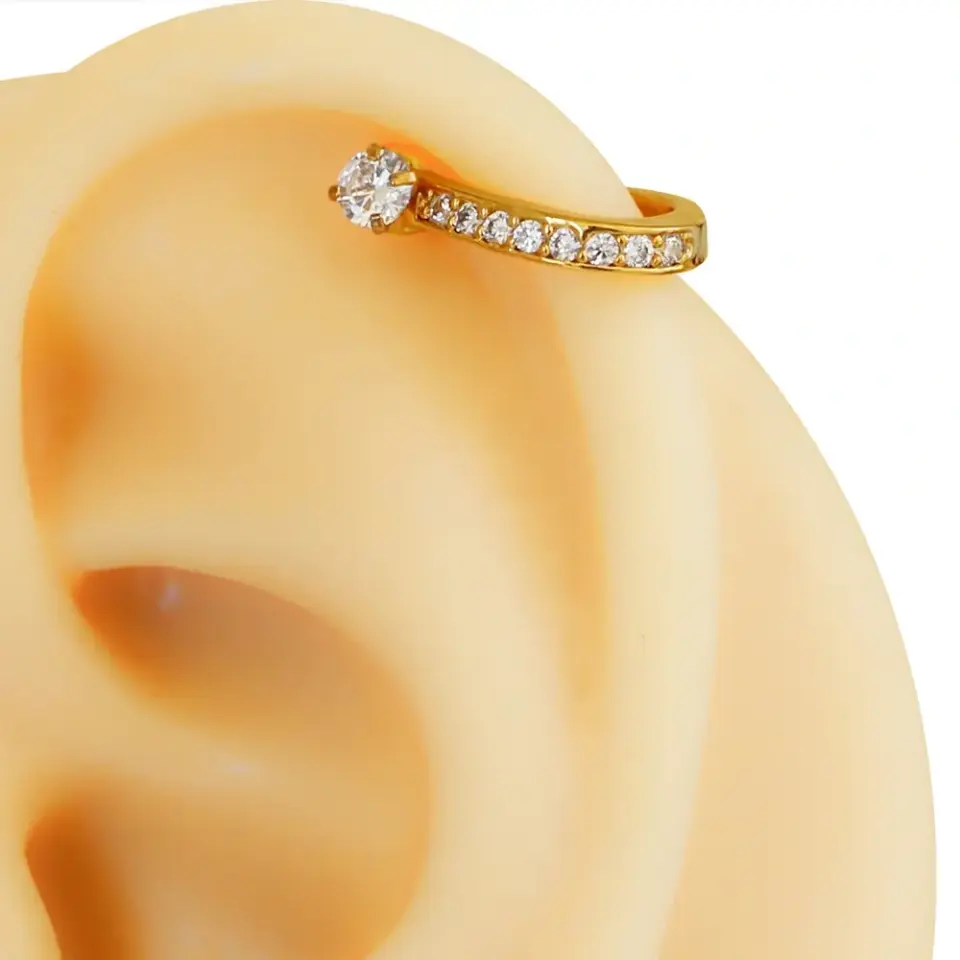 Altın rengi tek taş zirkon detaylı helix, kıkırdak piercing kulakta duruş