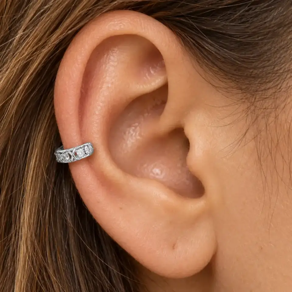 sirali-zirkon-helix-piercing-kulakta-durusu