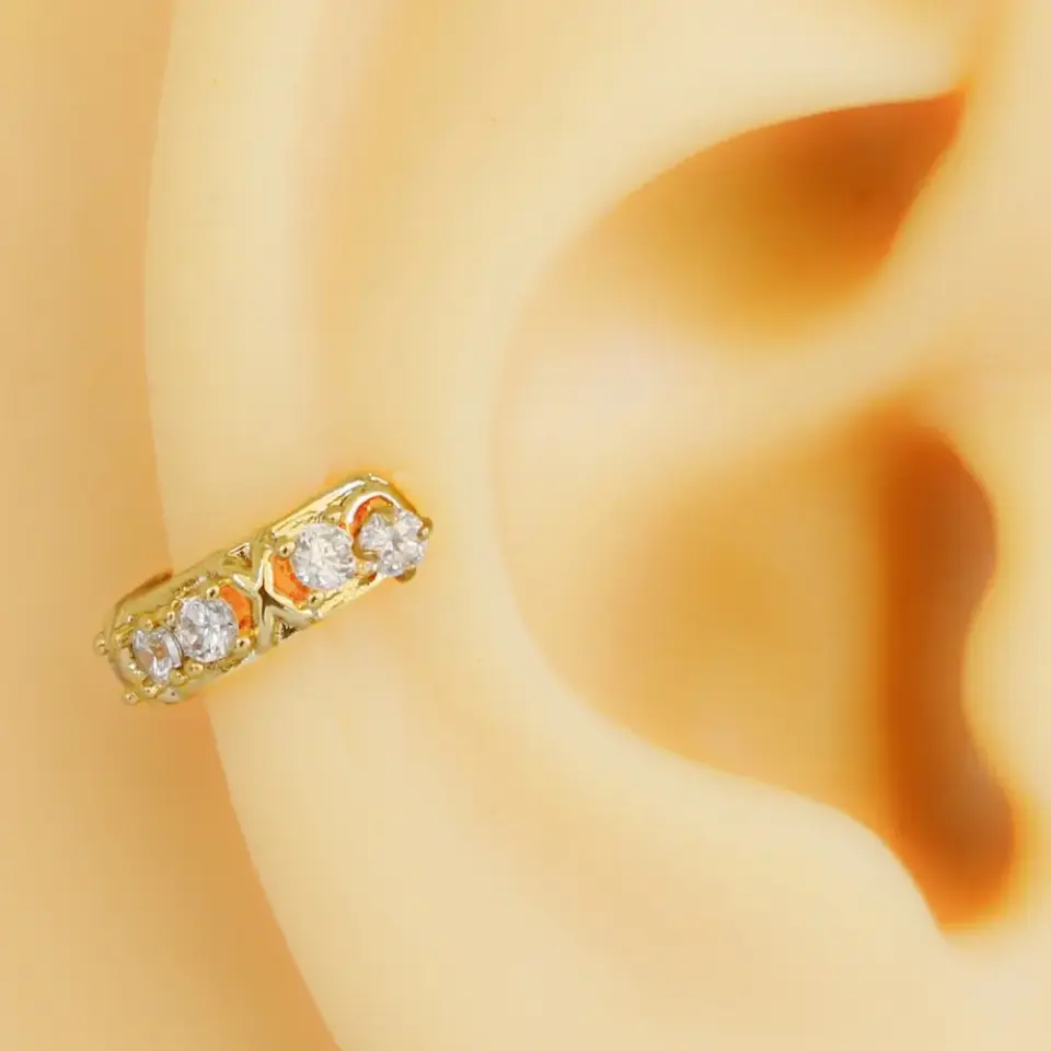 Altın rengi minimal zirkon taşlı helix, kıkırdak piercing kulakta görünüm
