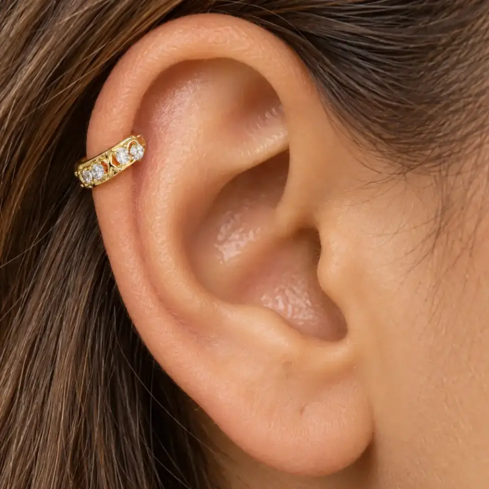 altin-rengi-helix-piercing