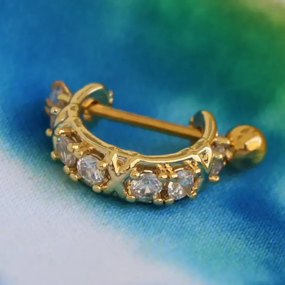 Sıra zirkon taş dizilimli altın helix, kıkırdak piercing yakın çekim