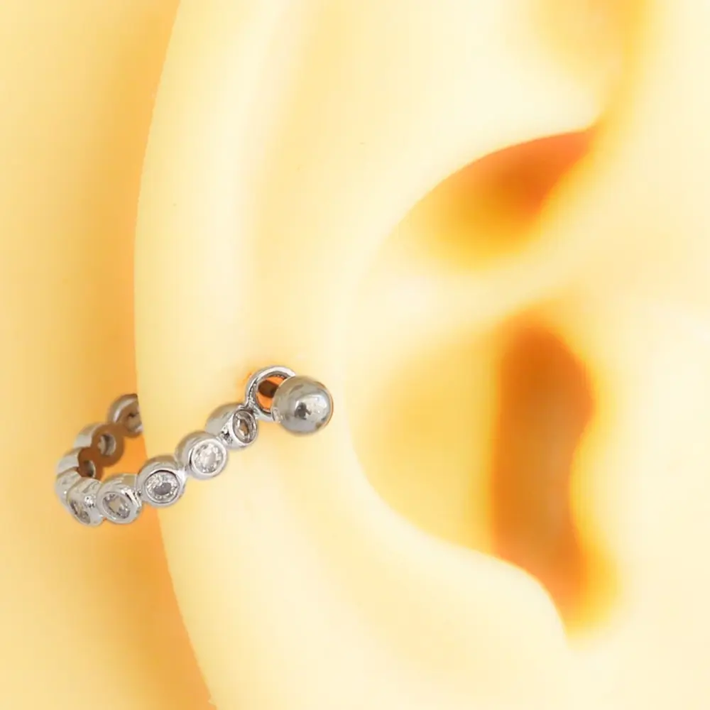 Gümüş rengi sıralı zirkon taşlı helix, kıkırdak piercing kulakta görünüm