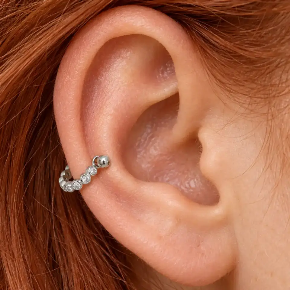 zirkon-sirali-helix-piercing-kulakta-durusu