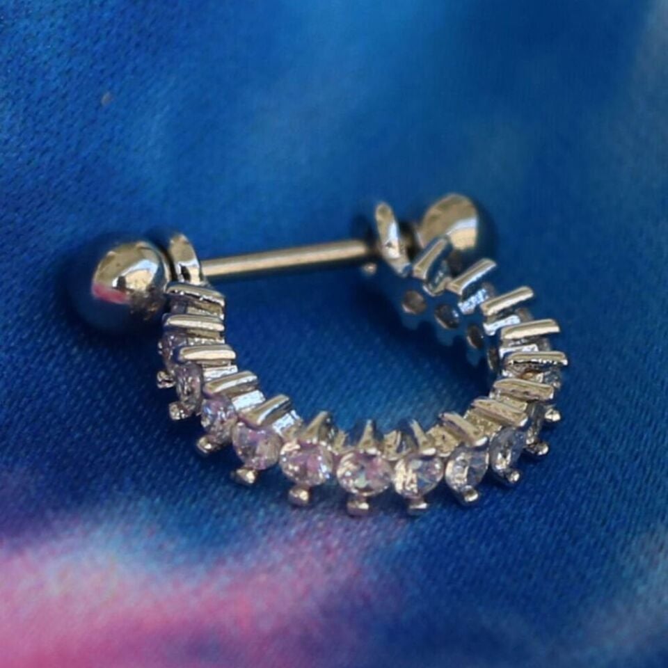 Zirkon taş dizilimi bulunan gümüş helix, kıkırdak piercing yakın çekim