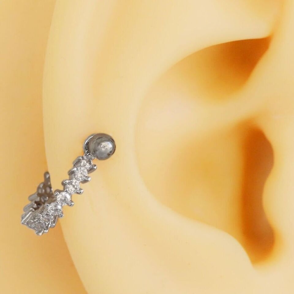 Gümüş rengi zirkon taşlı helix, kıkırdak piercing kulak profili