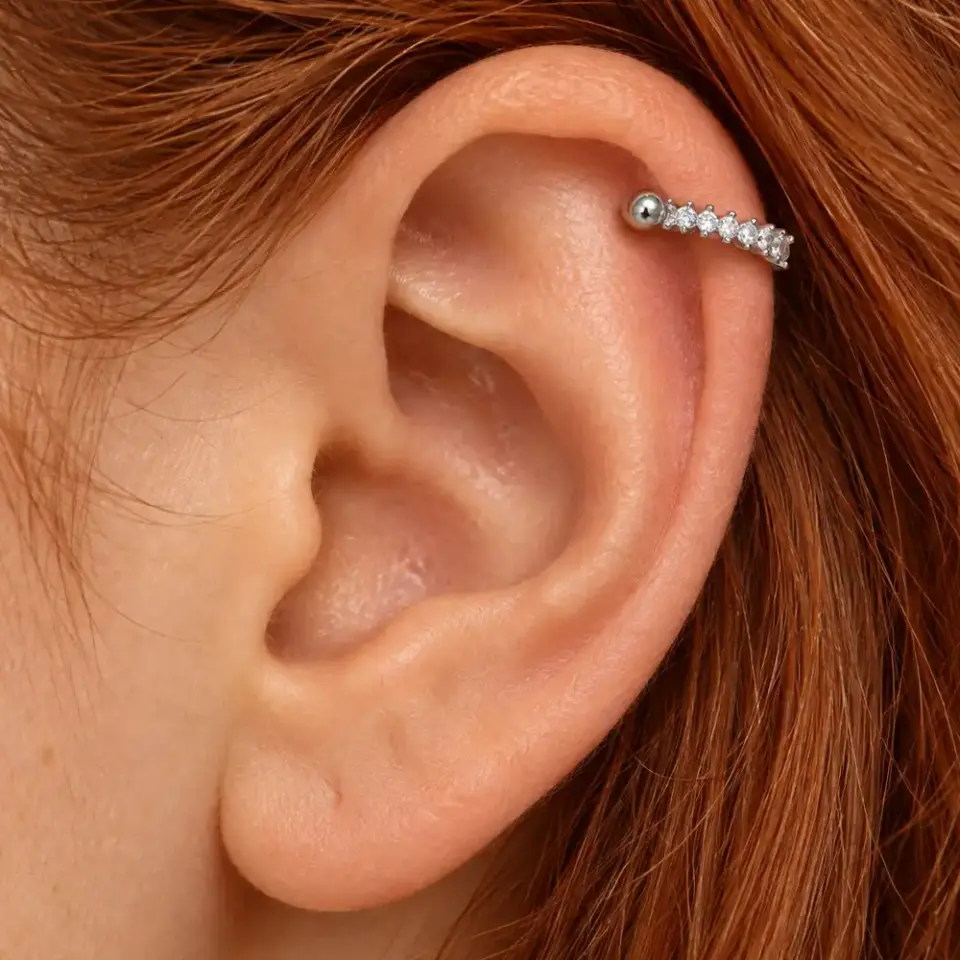 zirkon-tasli-helix-piercing-kulakta-durusu