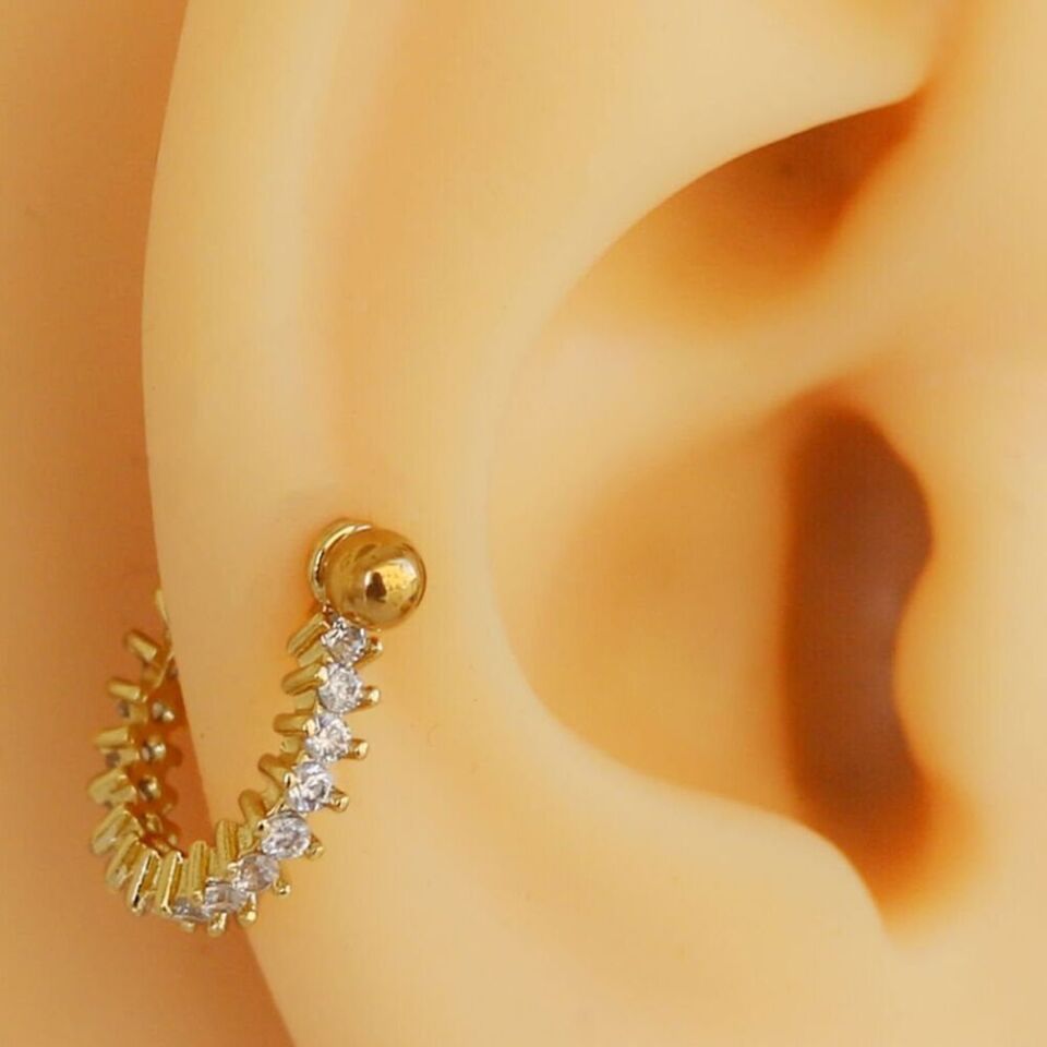 Altın rengi halka taşlı helix, kıkırdak piercing kulakta duruş