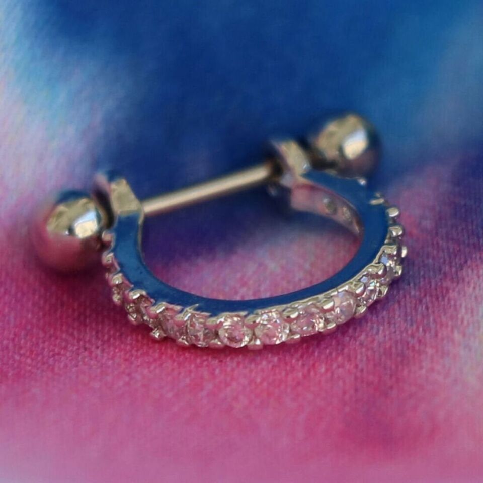 316L çelik kıkırdak piercingin detaylı yakın çekimi